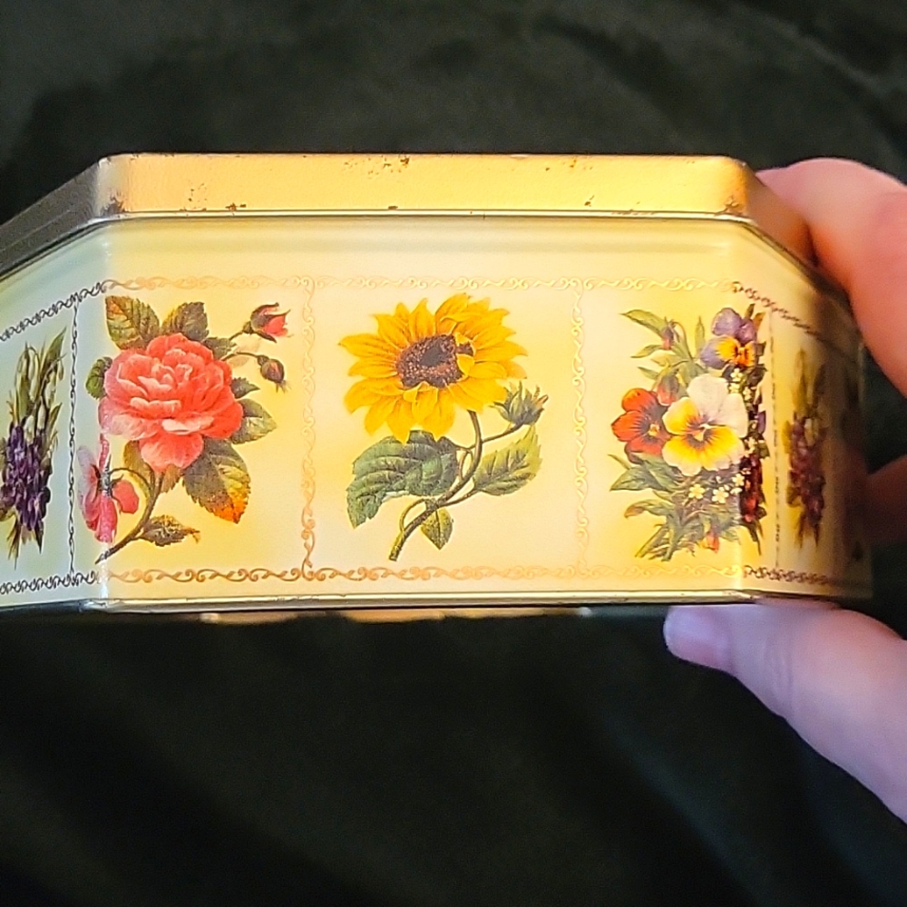 Vintage Rose 🌹 Octagon  Tin - Picture 3 of 16